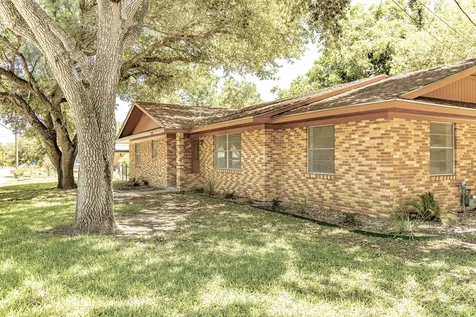 1220 N Avenue I Shiner TX 77984