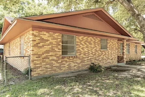 1220 N Avenue I Shiner TX 77984