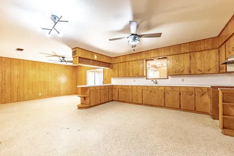 1220 N Avenue I Shiner TX 77984