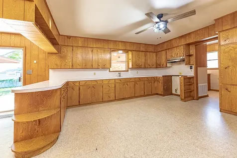 1220 N Avenue I Shiner TX 77984