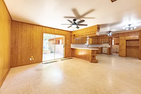 1220 N Avenue I Shiner TX 77984