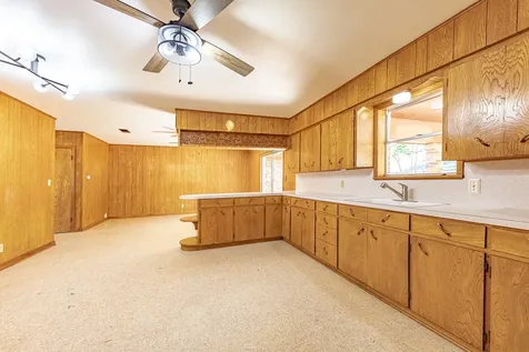 1220 N Avenue I Shiner TX 77984
