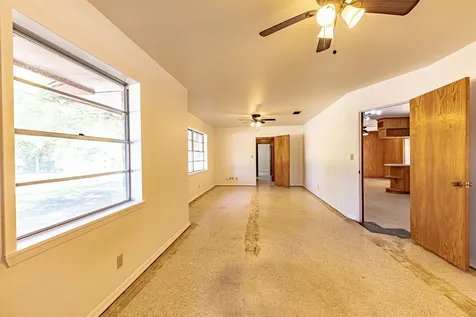 1220 N Avenue I Shiner TX 77984