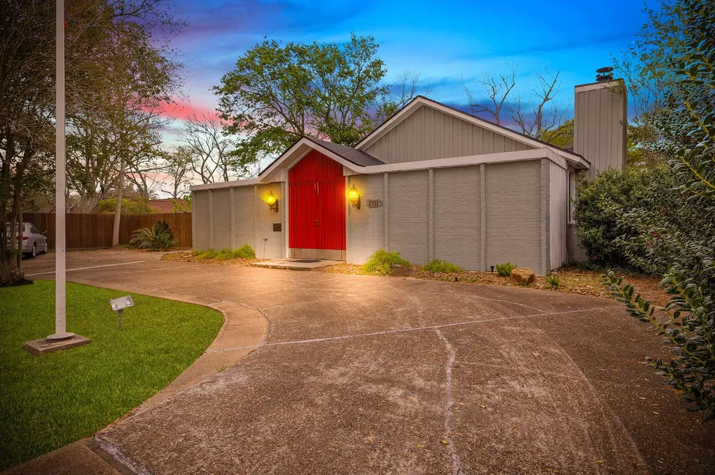 2111 N Galveston Avenue Pearland TX 77581