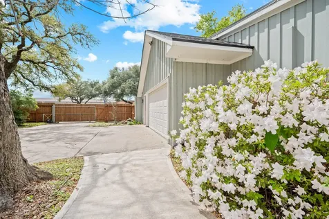 2111 N Galveston Avenue Pearland TX 77581