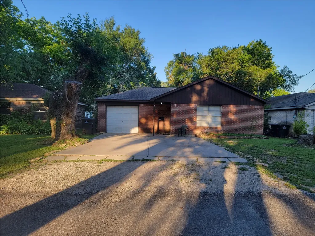 116 N Coffelt Street Alvin TX 77511
