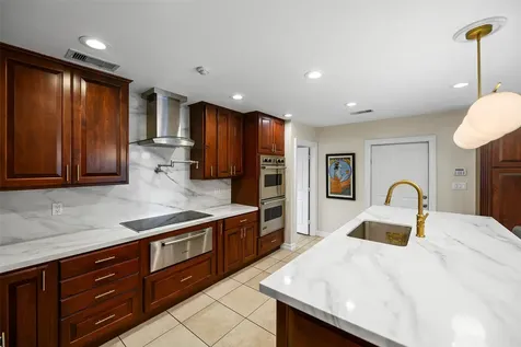 2 Cedar Lawn Drive N Galveston TX 77551