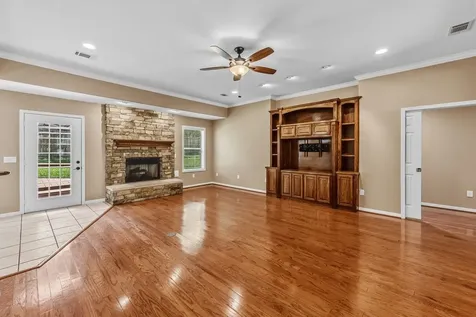 1916 Greentree Drive Huntsville TX 77340