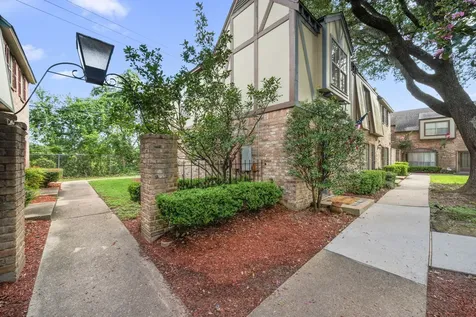 14703 Barryknoll Lane 26 Houston TX 77079