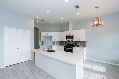 2040 Twin Lakes Boulevard West Columbia TX 77486