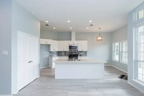 2040 Twin Lakes Boulevard West Columbia TX 77486
