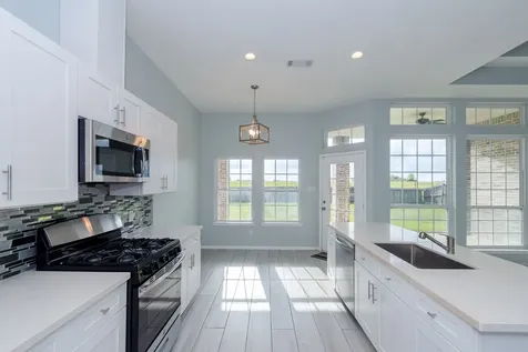 2040 Twin Lakes Boulevard West Columbia TX 77486
