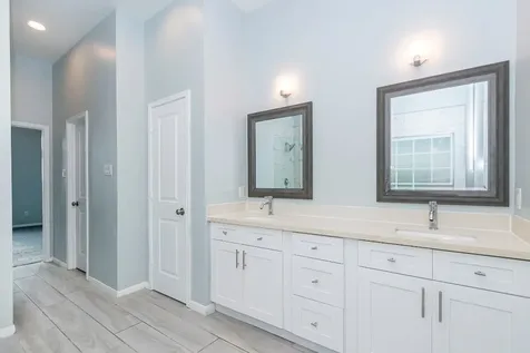 2040 Twin Lakes Boulevard West Columbia TX 77486