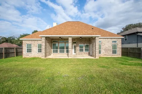2040 Twin Lakes Boulevard West Columbia TX 77486