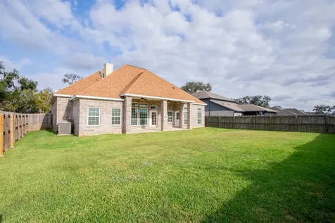 2040 Twin Lakes Boulevard West Columbia TX 77486