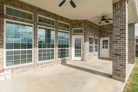 2040 Twin Lakes Boulevard West Columbia TX 77486