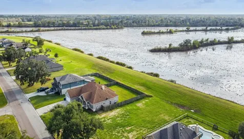 2040 Twin Lakes Boulevard West Columbia TX 77486