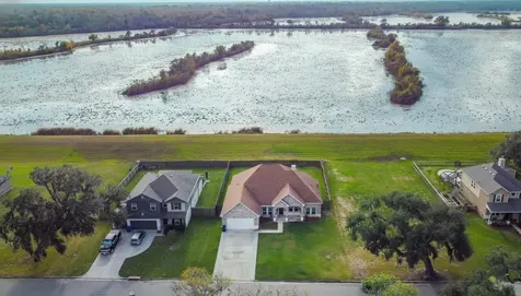 2040 Twin Lakes Boulevard West Columbia TX 77486