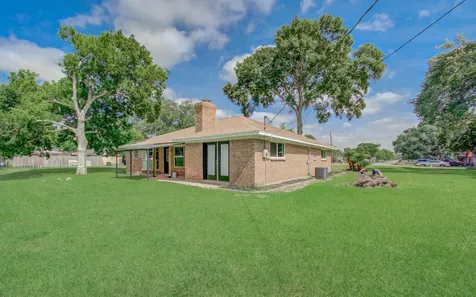 114 Swiss Lane Clute TX 77531