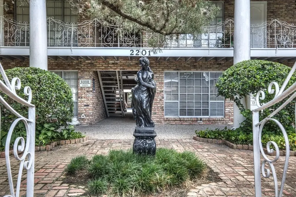 2201 Fountain View Drive W 14j Houston TX 77057