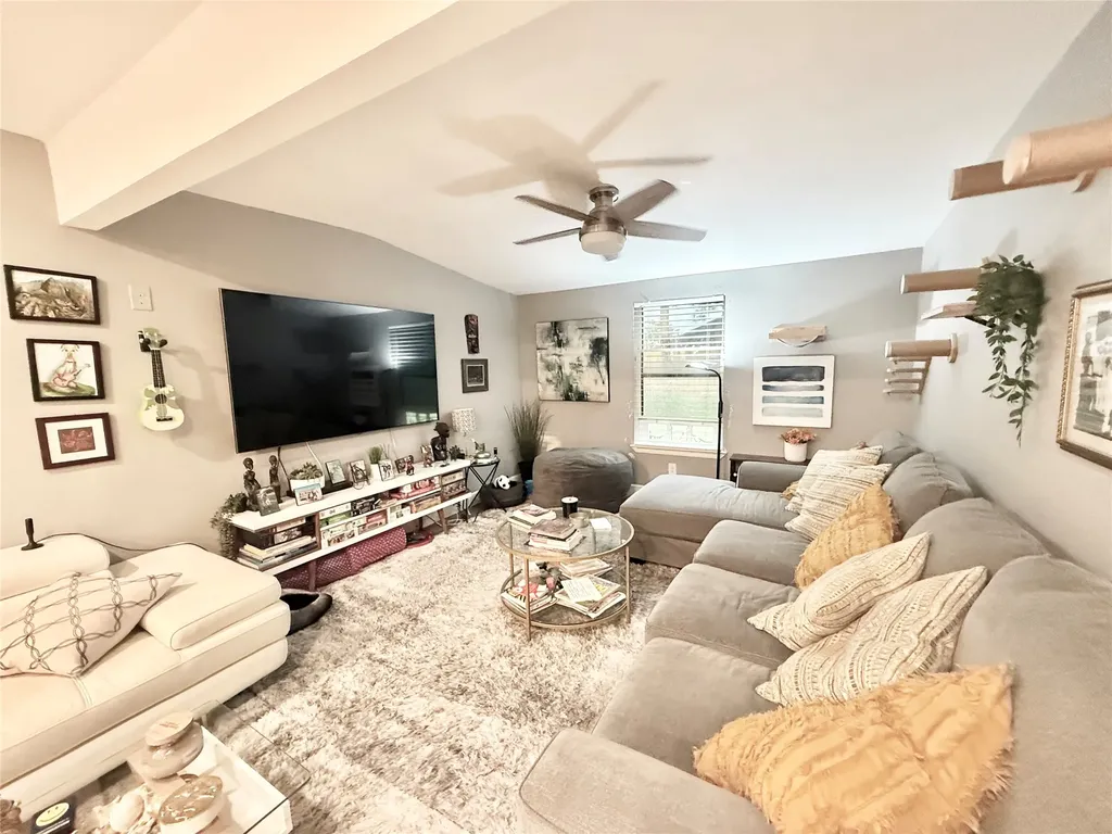 2043 Des Jardines Street Houston TX 77023