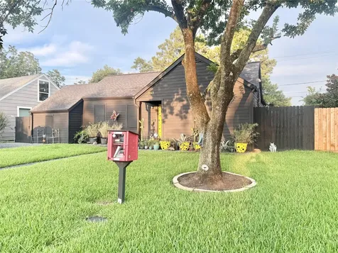 2043 Des Jardines Street Houston TX 77023
