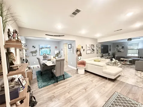 2043 Des Jardines Street Houston TX 77023
