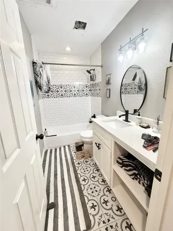 2043 Des Jardines Street Houston TX 77023