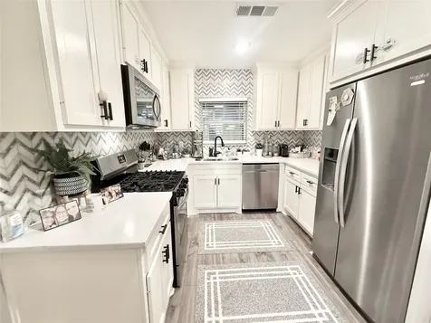 2043 Des Jardines Street Houston TX 77023