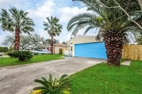 9 Manor Way Galveston TX 77550
