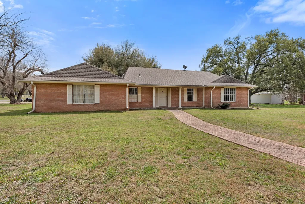 608 E Barton Street Calvert TX 77837
