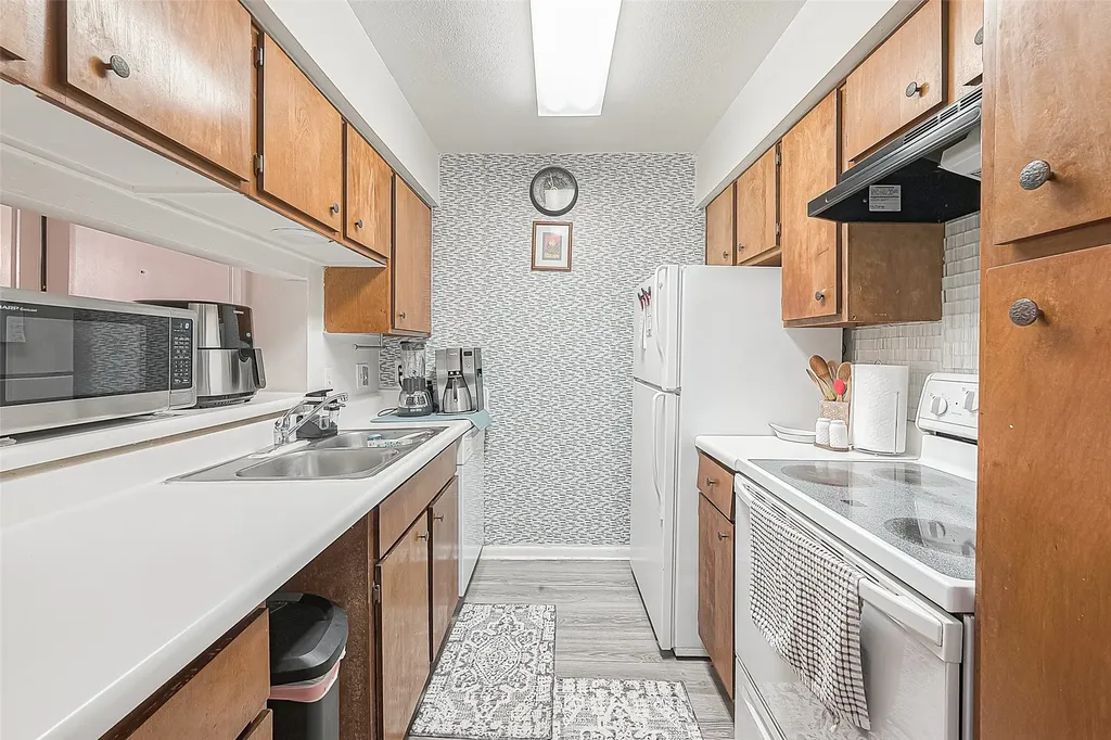 3075 Walnut Bend Lane 28 Houston TX 77042