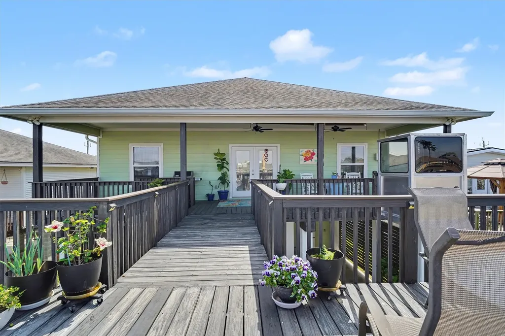 437 Pompano Street Bayou Vista TX 77563