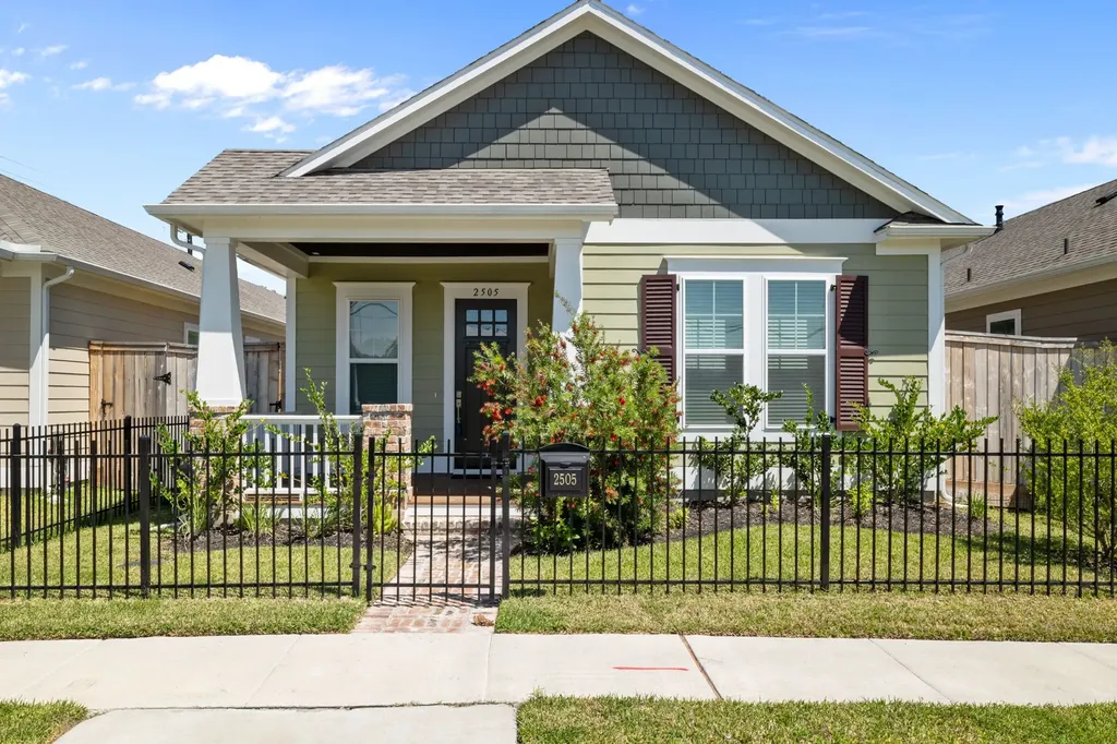 2505 S Houston Avenue Pearland TX 77581