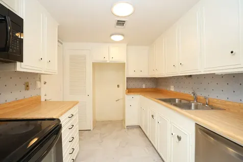 666 S Ripple Creek Drive 666 Houston TX 77057