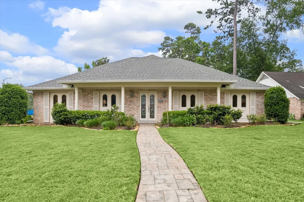 1926 Twin Springs Kingwood TX 77339