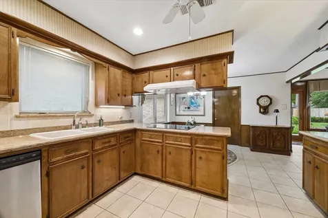 1926 Twin Springs Kingwood TX 77339
