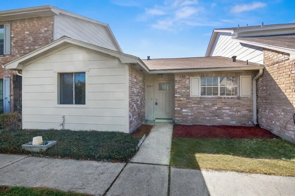 6541 S Briar Bayou Drive Houston TX 77072