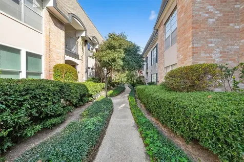 1811 Stoney Brook Drive 91 Houston TX 77063