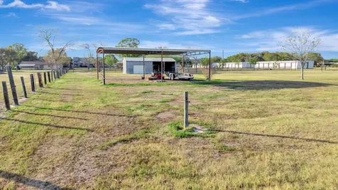 293 County Road 406 Edna TX 77957