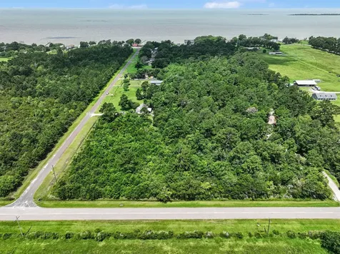 1750 W Bayshore Anahuac TX 77514