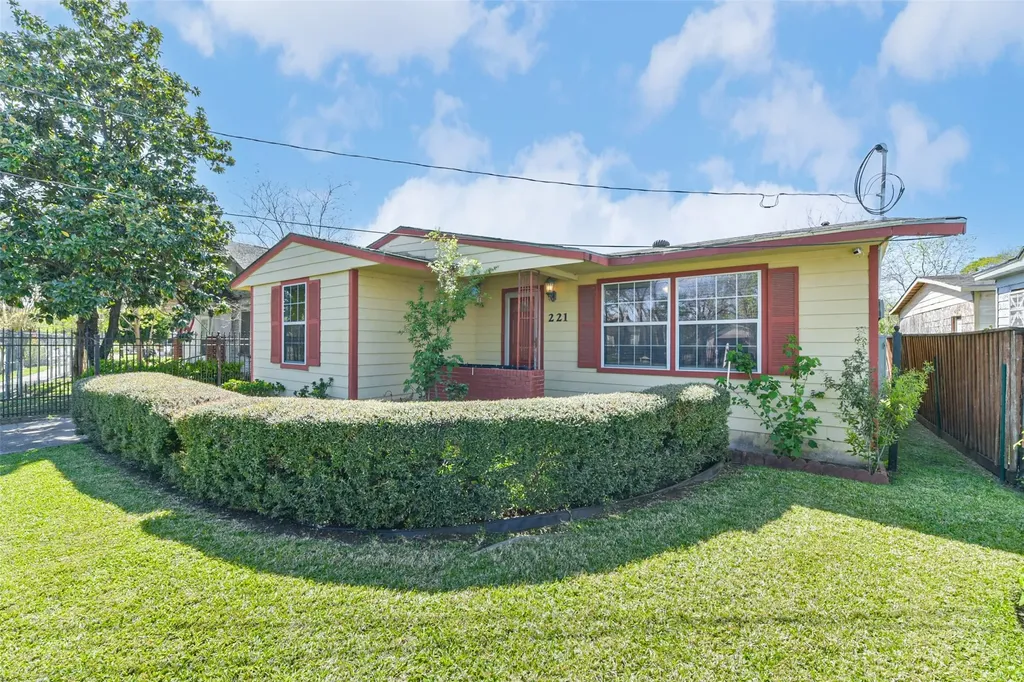 221 N Hagerman Street Houston TX 77011