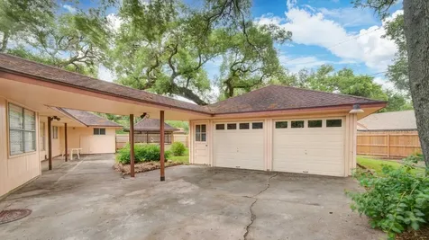 204 Nasturtium Street Lake Jackson TX 77566
