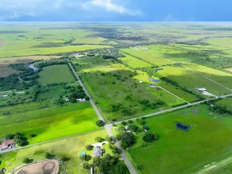 1734 Haynes Road Anahuac TX 77514