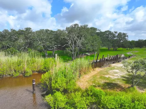 1734 Haynes Road Anahuac TX 77514