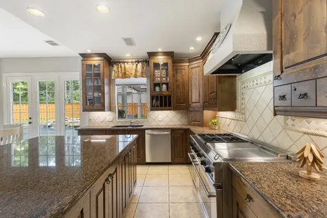 107 E Mirror Ridge Circle The Woodlands TX 77382