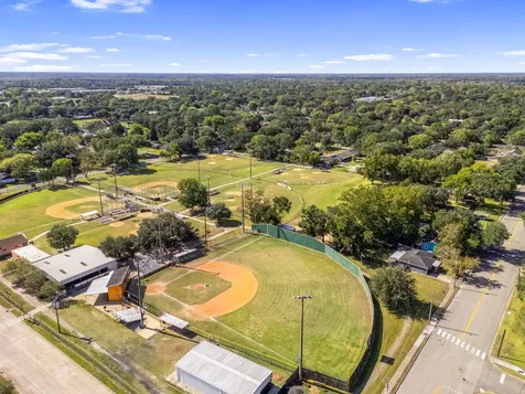 816 W Adoue Street Alvin TX 77511
