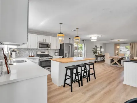 2605 S Mission Circle Friendswood TX 77546