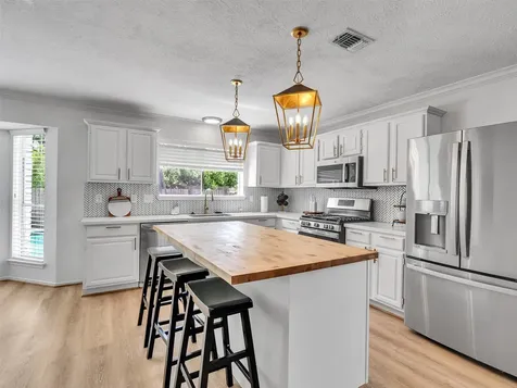 2605 S Mission Circle Friendswood TX 77546
