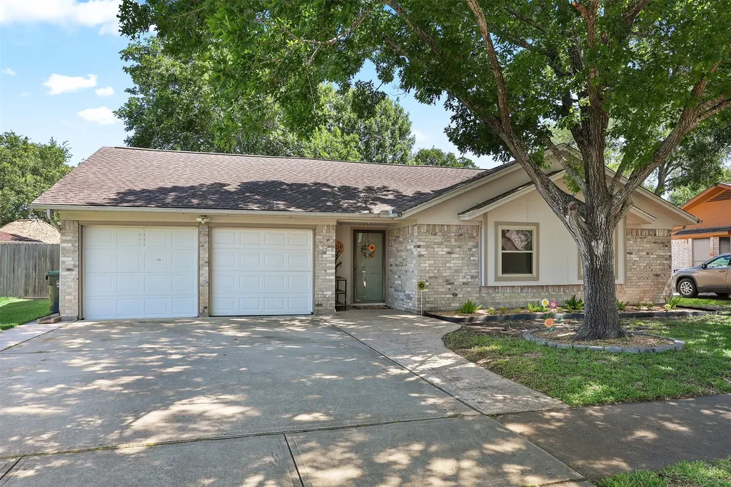 1819 Meadow Creek Drive Pearland TX 77581